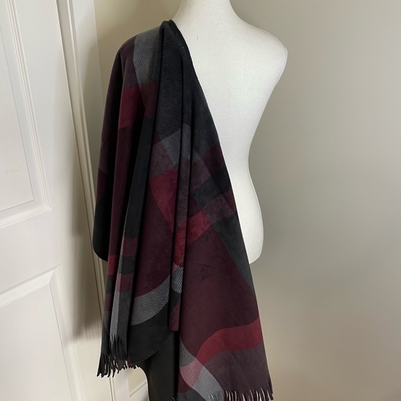 Marina Luna O/S Burgundy Gray Black Fringe Poncho Cape. One Size - Picture 6 of 13